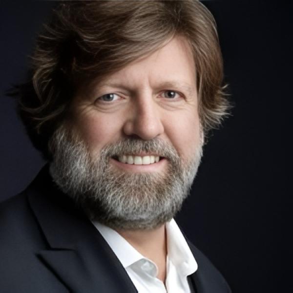 Oskar Eustis headshot