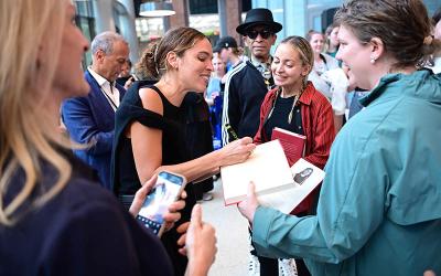 Cleo Wade & Nicole Ritchie interacting with festival attendees.
